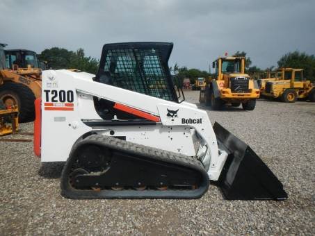 Кожух передний в сборе 7008041 (BOBCAT t200-t870) Кожух передний в сборе 7008041 (BOBCAT t200-t870)